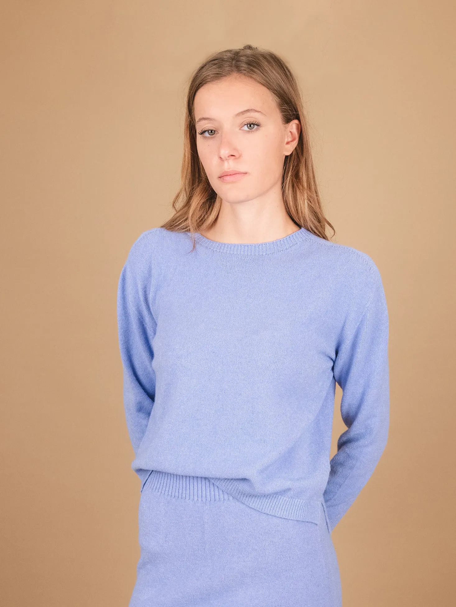 GIROCOLLO IN MAGLIA  CON MICRO SPACCHI LATERALI AZZURRO