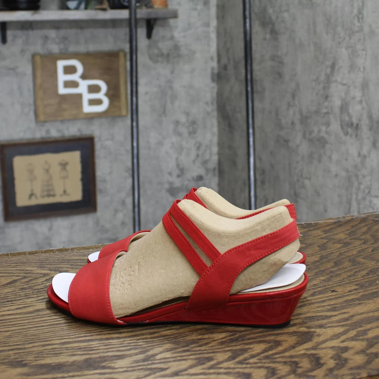 Lifestride Women's Yolo Wedge Sandal F4561F1 Red 8.5W
