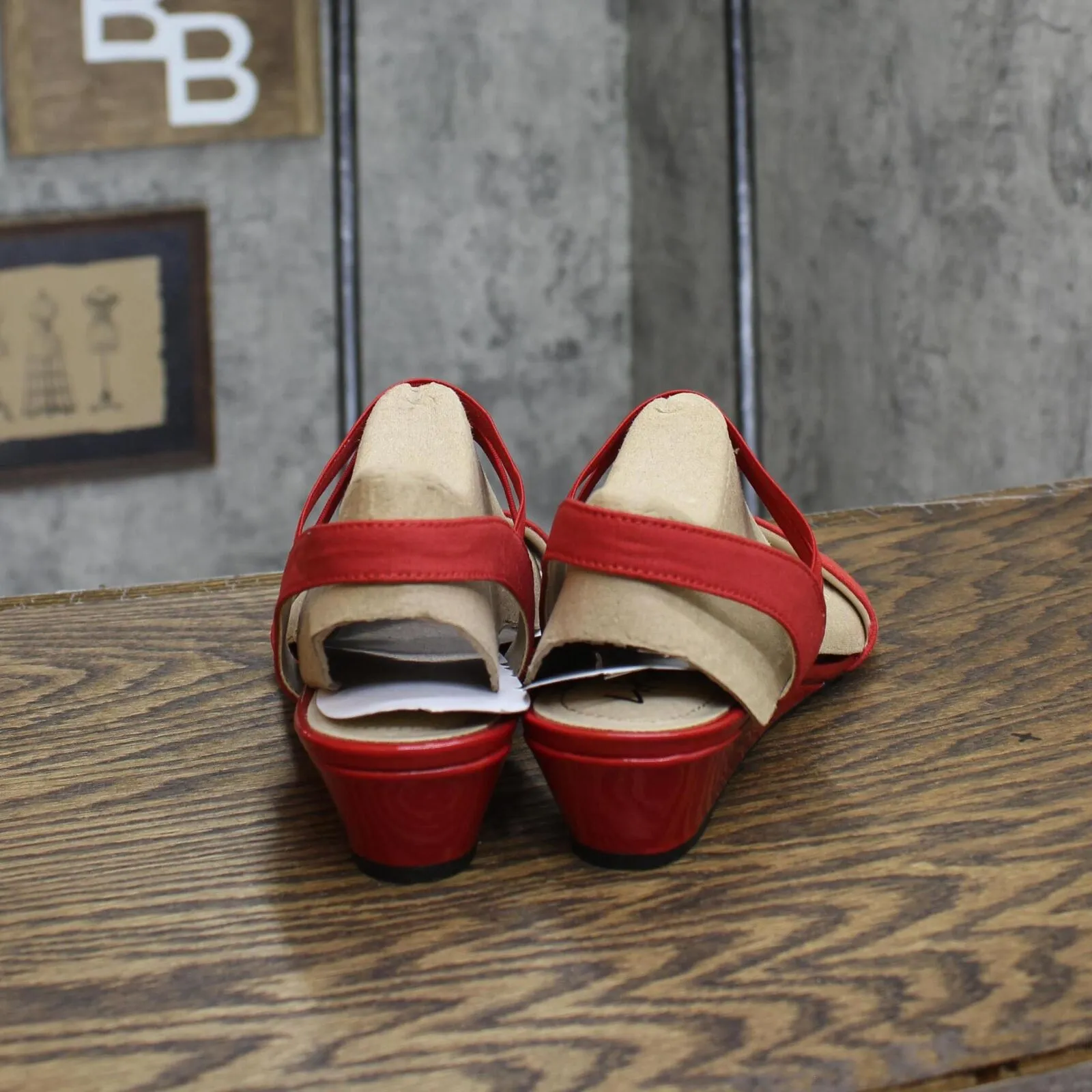 Lifestride Women's Yolo Wedge Sandal F4561F1 Red 8.5W