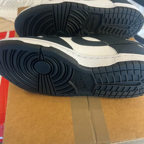 Nike panda (black and white) dunks size 3.5 Girls