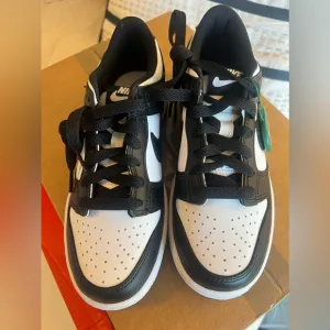 Nike panda (black and white) dunks size 3.5 Girls
