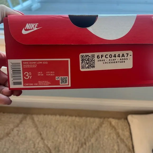 Nike panda (black and white) dunks size 3.5 Girls