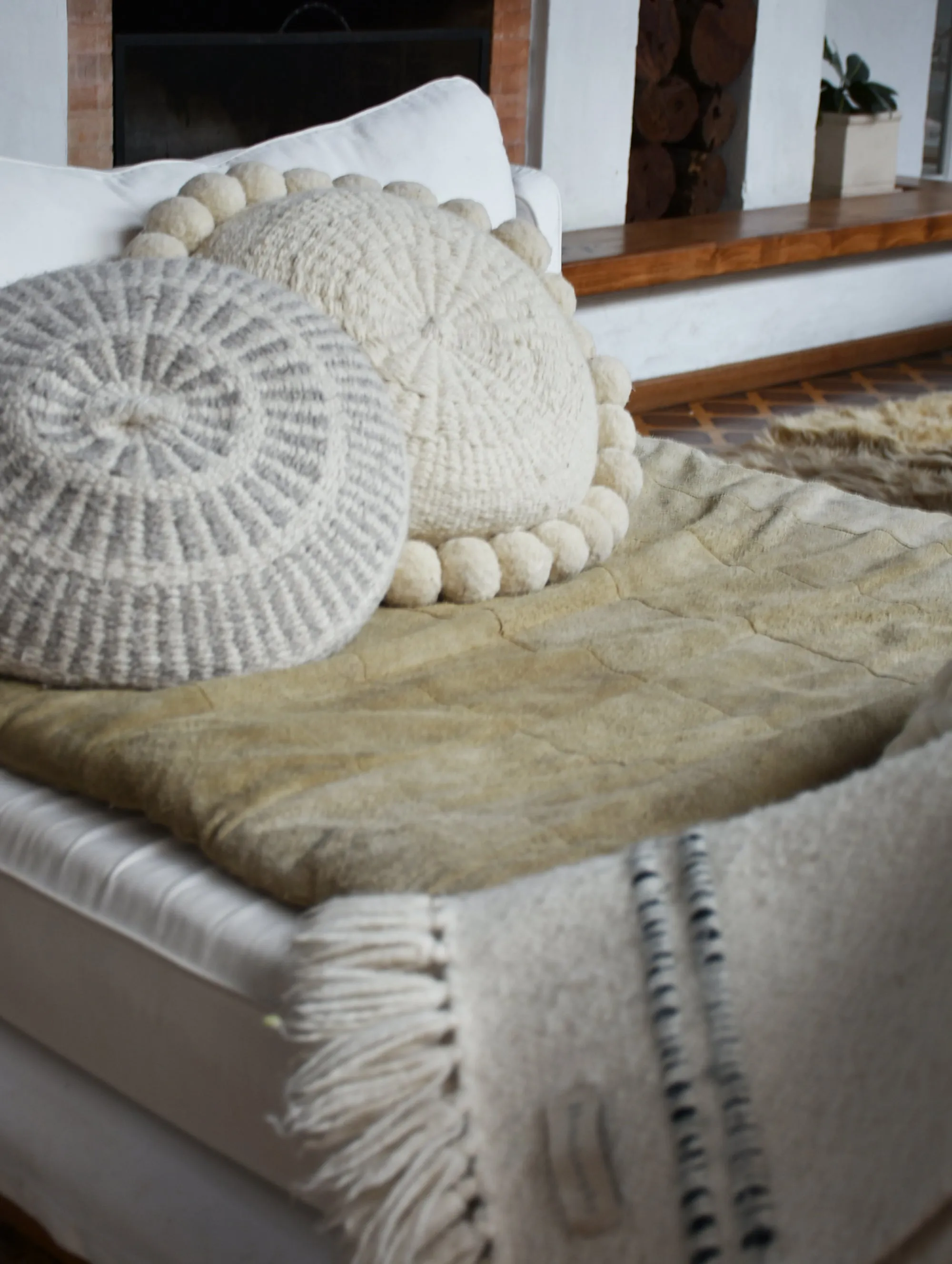 Pom Wool Round Pillow - Ivory