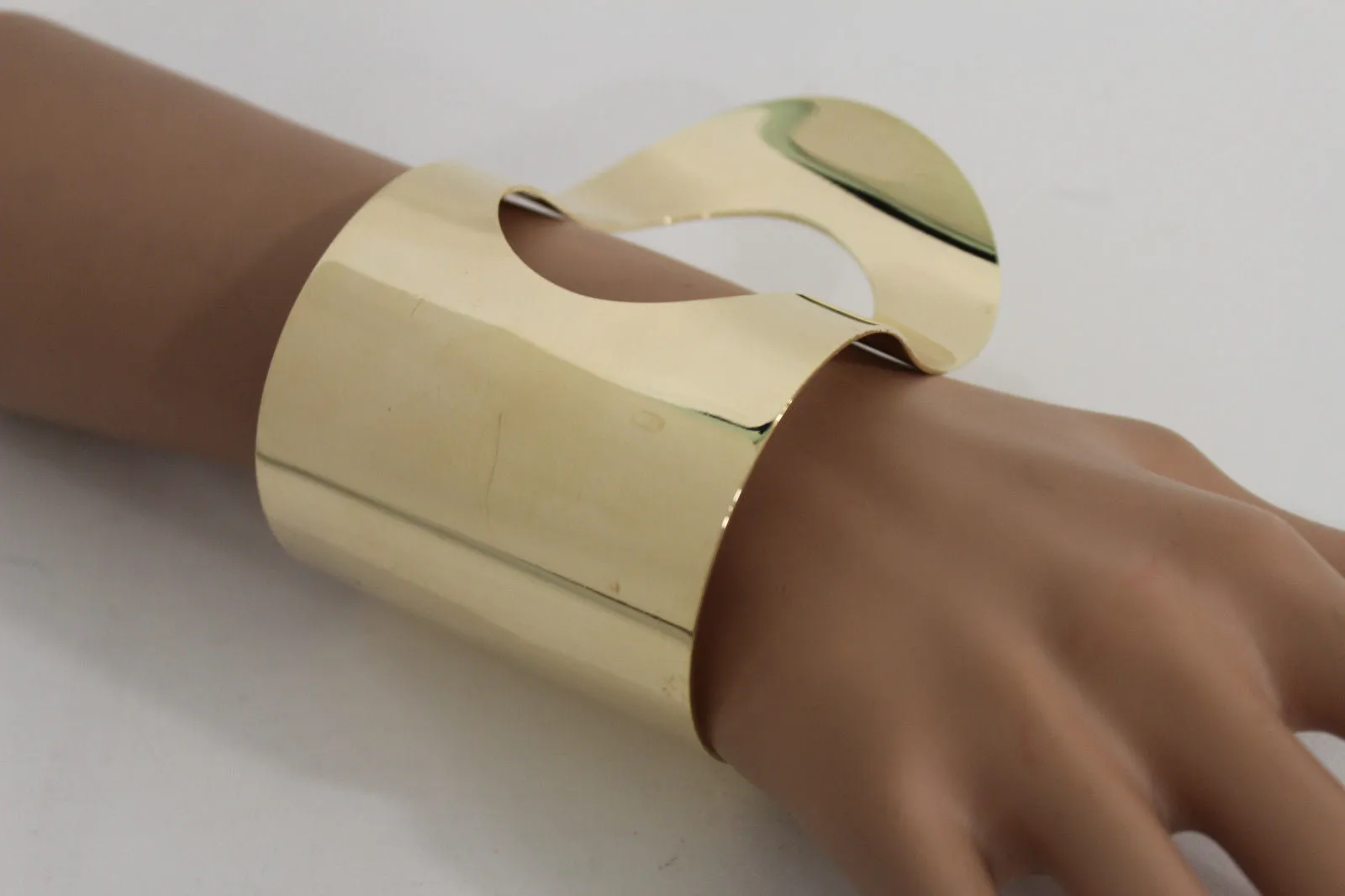 Retro Wave Hole Shapes Women Gold Metal Hand Cuff Bracelet