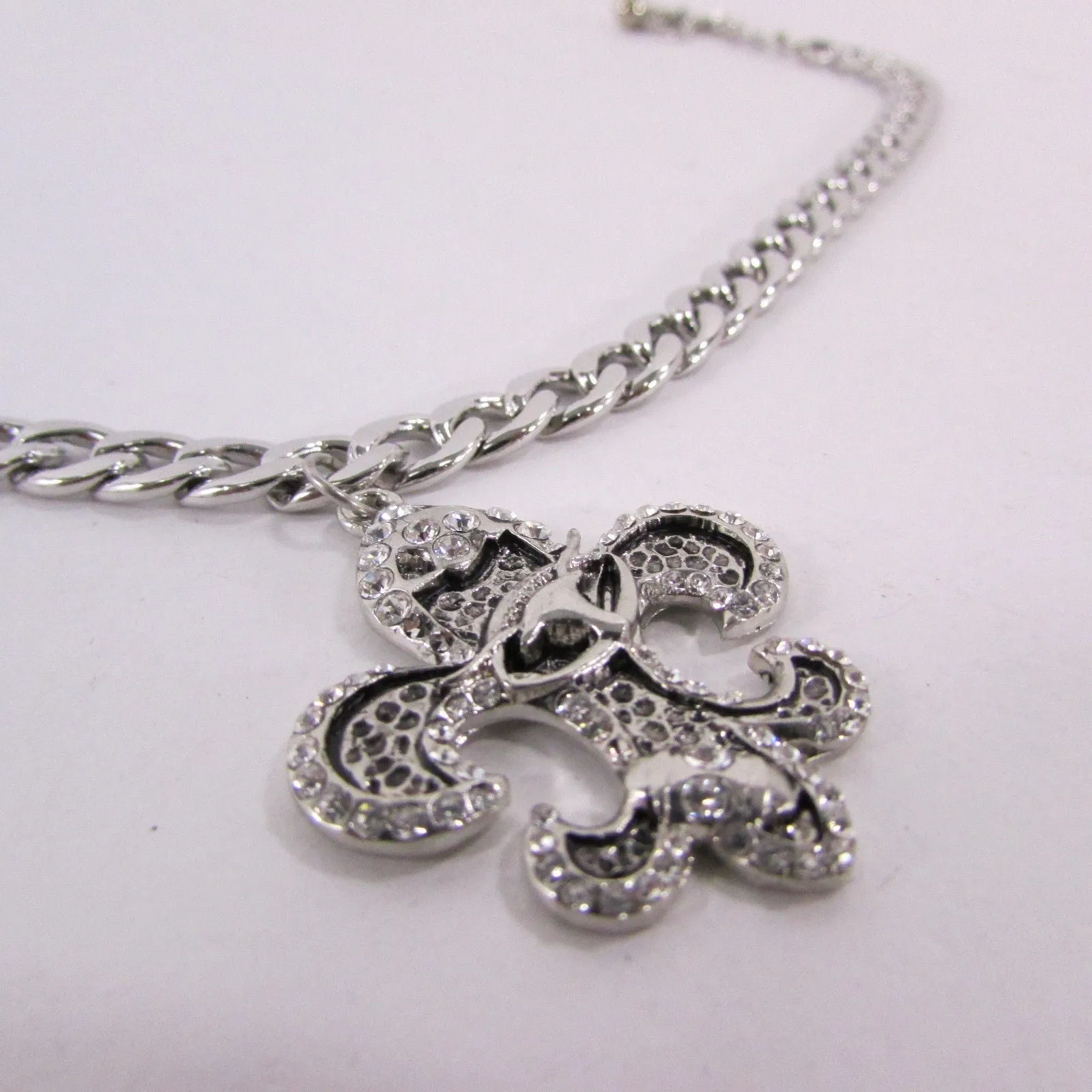 Rhinestone Outlined Fleur De Lis Pendant Boot Chain