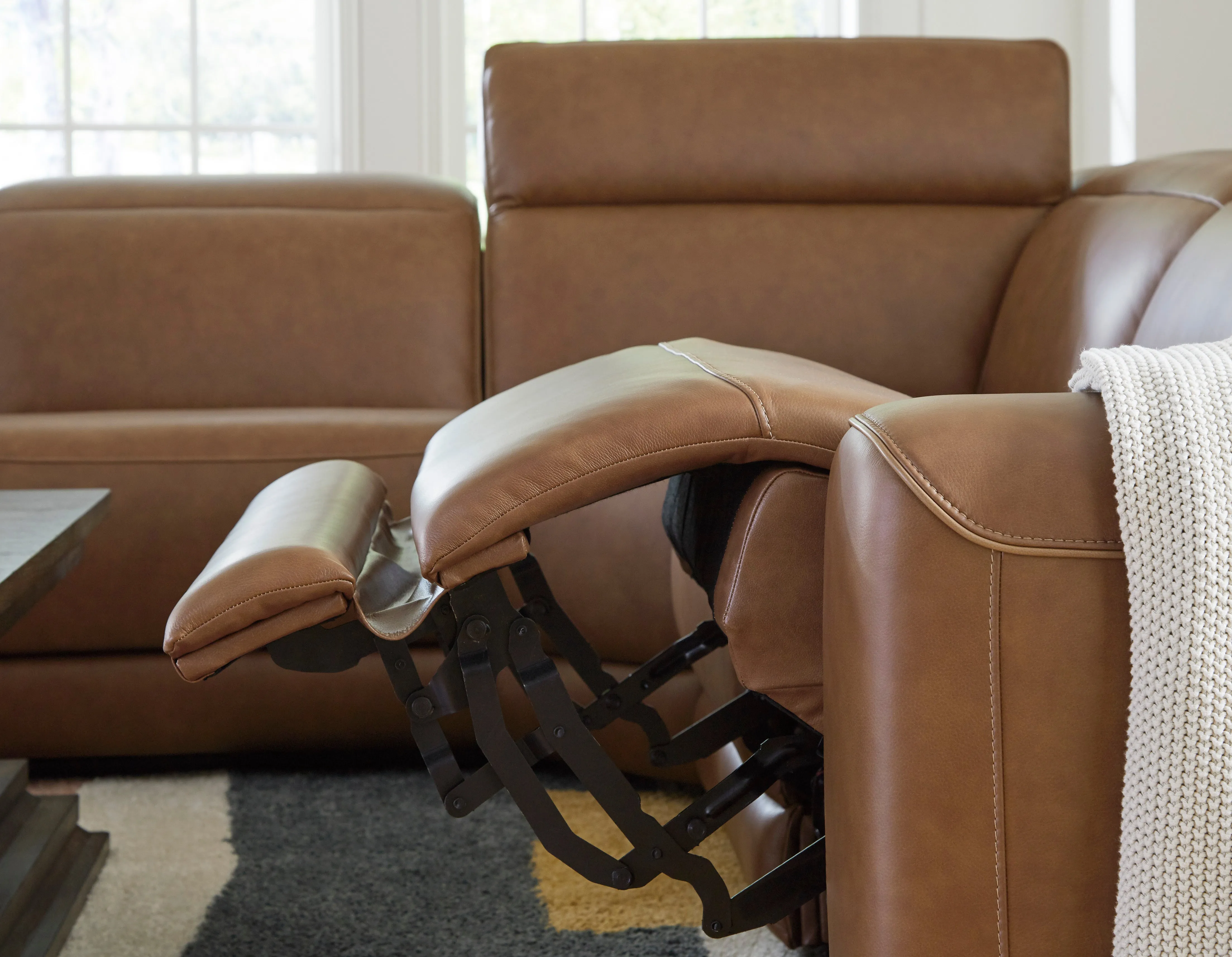Rylee 6 Piece Leather Reclining Sectional