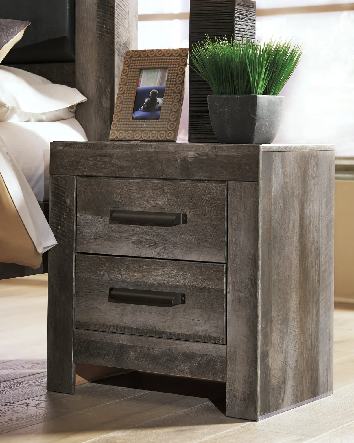 Wynnlow King Panel Bed with Mirrored Dresser and 2 Nightstands